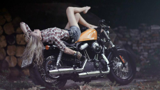 Cô nàng lả lơi bên Harley-Davidson