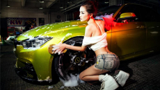 Người đẹp Y Ngạn khoe dáng gợi cảm, rửa xe mát mẻ bên BMW 3-Series F35