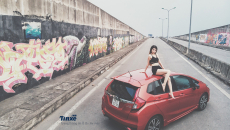 Cô nàng mảnh mai bên "xế tí hon" Honda Jazz