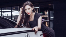 Cặp đôi chân dài thả dáng yêu kiều với cặp xe sang BMW và Mercedes
