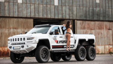 Mê mệt với người mẫu đọ dáng nóng bỏng cùng quái vật 6 bánh Chevrolet Silverado