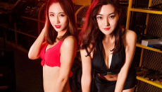 Bộ đôi mỹ nhân diện đồ hai mảnh tạo dáng gợi cảm cùng mô tô phân khối lớn