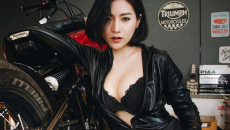 Nữ biker "vô tình" lộ vòng 1 nóng bỏng trong khi kiểm tra mô tô