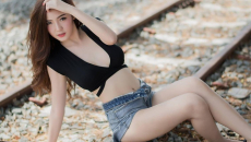 Người đẹp gốc Thái thả dáng hồn nhiên bên đường ray tàu hỏa