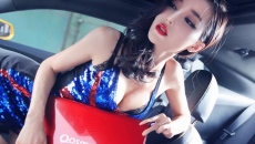 Ngắm "nữ thần gợi cảm" Lí Dĩnh Chi tạo dáng đầy phong cách trong xe