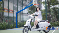 Bộ ba "hot-mom" Hà thành khoe dáng bên xe điện VinFast Klara
