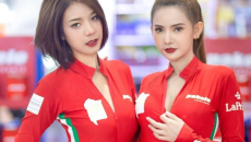 Ngắm nhìn thỏa thích bộ đôi người mẫu mặc nguyên đồ đỏ nóng rực ở Bangkok Auto Salon 2019