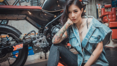 Người đẹp Thái Lan khoe "dáng nuột" trong gara sửa xe