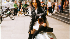 Chân dài Hồ Nguyễn Quỳnh Anh cá tính bên Vespa Sprint cổ