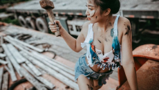 Cô nàng khoe vòng 1 căng tràn sức sống bên xưởng sửa xe