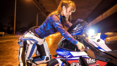 Cô nàng biến hoá khi thể thao, khi thanh lịch bên Yamaha R1
