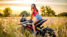 Thiếu nữ nhẹ nhàng, lãng mạn cùng mô tô phân khối lớn Ducati Hypermotard