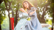 Thiếu nữ nhẹ nhàng, lãng mạn bên Vespa Primavera màu xanh bạc hà dịu mát