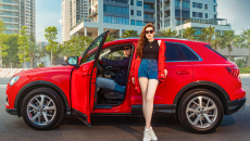 Á hậu Dương Tú Anh khoe dáng thể thao bên Audi Q3 2020