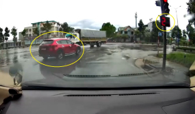 Video: Tài xế lái Mazda CX-5 vượt đèn đỏ, gây tai nạn liên hoàn khiến 2 người bị thương tại Bình Dương