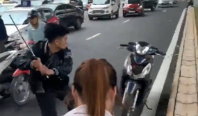Hà Nội: Va chạm giao thông với bà bầu, nam thanh niên hùng hổ gây hấn, đập vỡ đầu xe tay ga trên đường Trường Chinh