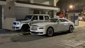 Cặp đôi xe khủng của Minh "Nhựa" và con gái xuất hiện trong 1 con hẻm nhỏ ở quận 6