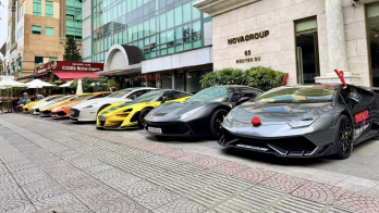 Dàn siêu xe tụ tập ở Tp.HCM, có Lamborghini Gallardo đời đầu xuất hiện