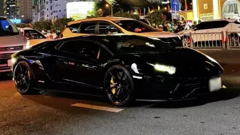 Siêu xe Lamborghini Aventador S hàng hiếm Việt Nam dạo phố ngày cuối năm