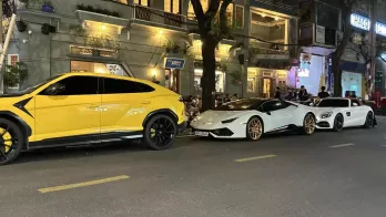 Dàn xe khủng của 1 doanh nhân Tp.HCM xuống phố, Mercedes-AMG GT Roadster độc nhất Việt Nam