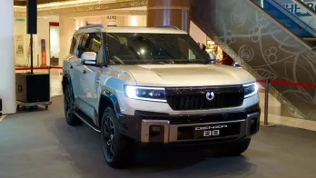 BYD Denza B8 được bán tại Đông Nam Á, kích thước lớn hơn Toyota Land Cruiser, chạy 115 km không tốn xăng