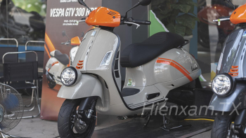 Cận cảnh Vespa GTV300 2023 mới về đại lý: đẹp, hiện đại nhưng vẫn còn điều cần lưu ý