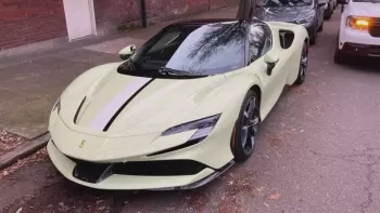 Tên trộm cố trốn cảnh sát bằng chiếc Ferrari SF90 mạnh 1.000 PS, giá hơn 900.000 USD Tên trộm cố trốn cảnh sát bằng chiếc Ferrari SF90 mạnh 1.000 PS, giá hơn 900.000 USD