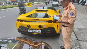 Dàn siêu xe hàng trăm tỷ đồng của Hoàng Kim Khánh vượt đèn đỏ bị xử phạt gần 200 triệu đồng Dàn siêu xe hàng trăm tỷ đồng của Hoàng Kim Khánh vượt đèn đỏ bị xử phạt gần 200 triệu đồng