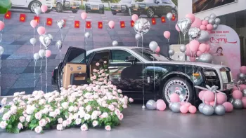 Xuýt xoa trước lễ bàn giao xe Rolls-Royce Ghost Series I cho cô gái ở Hà Nội