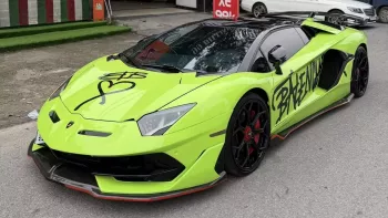 Lạ mắt với Lamborghini Aventador "SVJ Roadster" màu xanh cốm ở Hà Nội