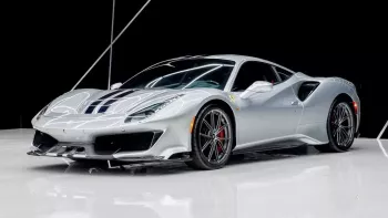 Đại lý bán xe Ferrari 488 Pista 2019 mới tinh với giá gần 1 triệu USD