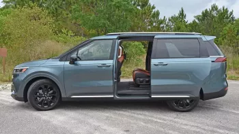 Chủ xe Kia Carnival tố cửa trượt nguy hiểm, Kia khẳng định chưa có ai bị thương