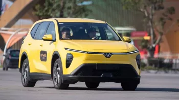 Tân binh VinFast Limo Green giành giải xe của năm trong phân khúc MPV phổ thông