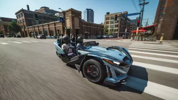 Phiên bản Polaris Slingshot Signature Edition 2026 mang đến cảm giác như một sự trở lại đầy bất ngờ và đắt đỏ