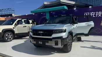 BYD vén màn phiên bản mới của SUV cỡ lớn Denza B8 với pin sạc lên 70% trong 5 phút