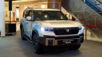 BYD Denza B8 được bán tại Đông Nam Á, kích thước lớn hơn Toyota Land Cruiser, chạy 115 km không tốn xăng