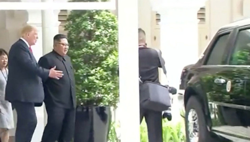 Tổng thống Mỹ Donald Trump khoe limousine bọc thép Cadillac One với ông Kim Jong Un