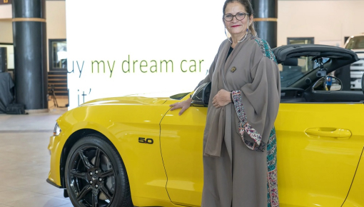 Ford tặng Mustang GT cho một nữ giáo sư sau khi Ả-Rập Xê-Út cho phép chị em lái ô tô