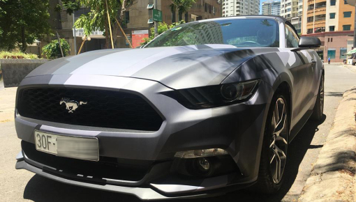Ford Mustang mui trần tại Hà Nội khoác áo theo phong cách nhà binh