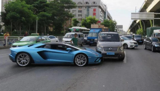 Lamborghini Aventador S Roadster dính vào tai nạn liên hoàn, cư dân mạng tranh cãi ai phải đền tiền