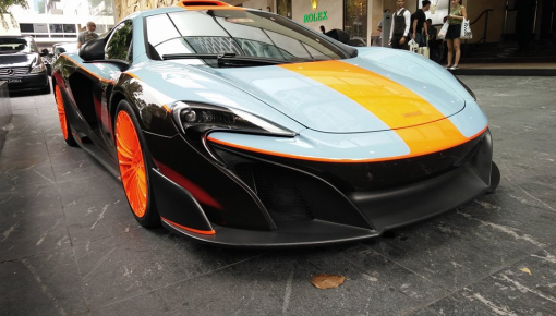 Hoàng tử Malaysia lái siêu xe McLaren 675LT "hàng thửa" sang Singapore xem đua xe F1