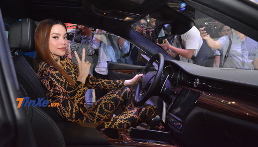 VMS 2018: Nữ ca sỹ Hà Hồ vén màn "xe quý tộc" Maserati Quattroporte GTS 2018