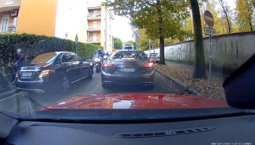 Người lái Mercedes-Benz C-Class và Audi A1 "bon chen" lên trước bằng cách chạy lấn làn, gặp ngay "quả báo"