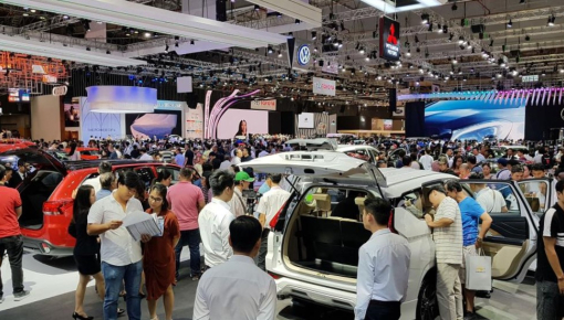 Đón dịp mua sắm cuối năm, ô tô giảm giá tới cả trăm triệu đồng