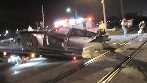 "Thử độ cứng" với tàu hỏa, xe cơ bắp Dodge Charger bị vỡ ra làm đôi