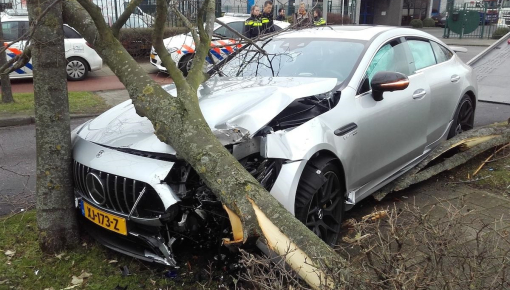 Mercedes-AMG GT 4-Door Coupe "hạ gục" một thân cây khiến túi khí phủ kín cửa sổ