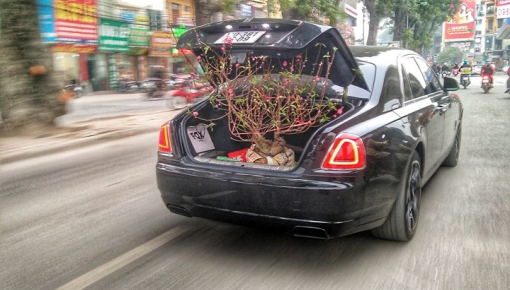 Cuối năm, Rolls-Royce Ghost Black Badge độc nhất Việt Nam làm xe chở đào cho đại gia Hà Nội