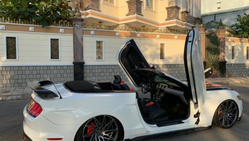 Ford Mustang mui trần độ body kit "khủng" và cửa cắt kéo Lamborghini tại Sài thành