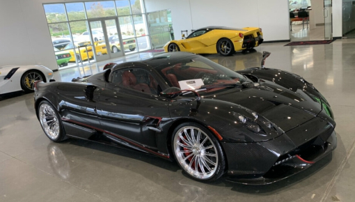 Pagani Huayra Roadster mới chạy được quãng đường bằng Sài Gòn đi Vũng Tàu đã được rao bán