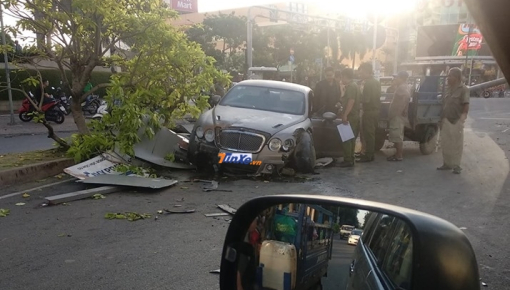 Quận 7: Xe siêu sang Bentley độ body kit hơn 300 triệu đồng "hạ gục" cột đèn và cây xanh